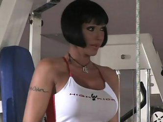 Sporty Mom gets sandwiched. Pussy piercing